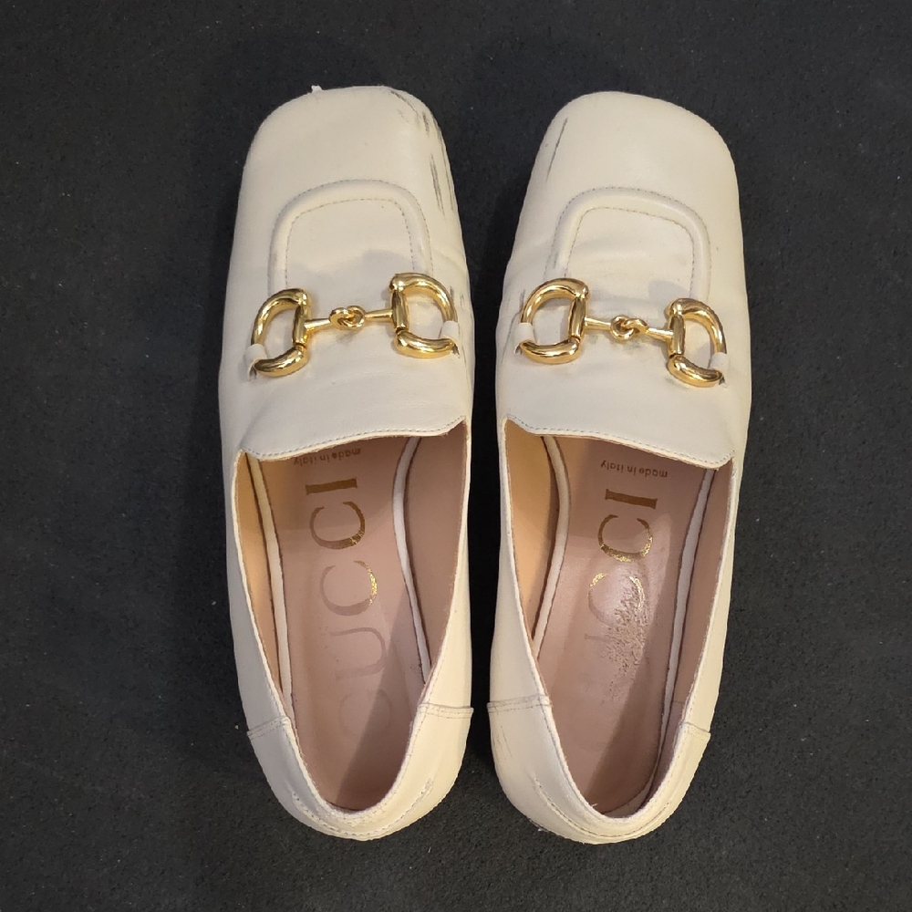Gucci Women's Cream Flats with Gold Detail